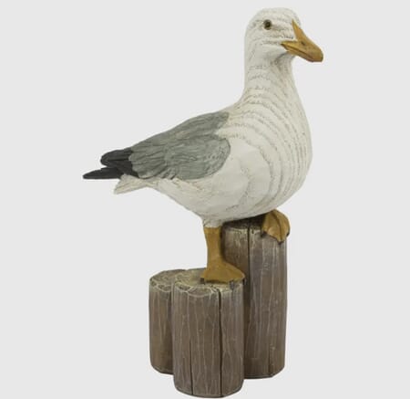 Figur måke sittende på trestokker 19cm