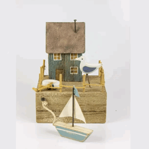 Hus sjøhus med båt & brygge 17cm