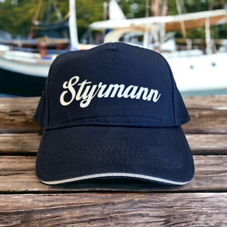 Caps Styrmann cursiv mørkblå