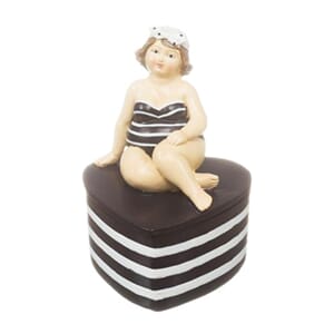 Figur dame sittende på skrin badedrakt 12x8,5cm