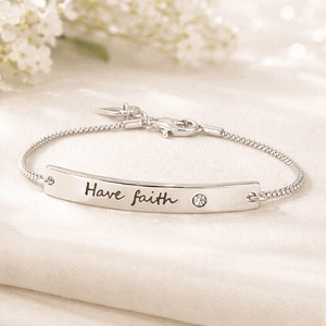 Armbånd sølvfarget tekst stein