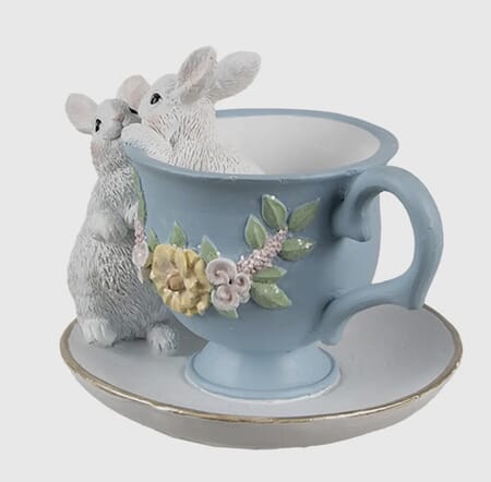 Figur blå kopp med hvite kaniner