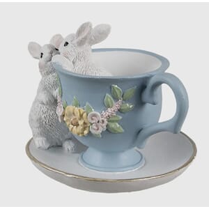Figur blå kopp med hvite kaniner