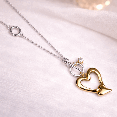 Langt smykke gullfarget hjerte