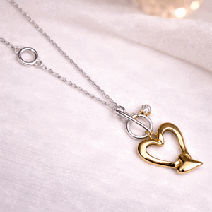 Langt smykke gullfarget hjerte