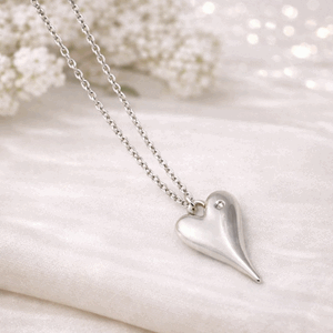 Langt smykke sølfvarget hjerte lykke