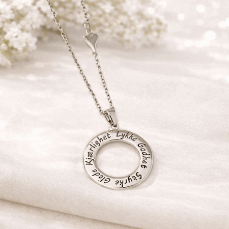 Halvlangt smykke sirkel med ord