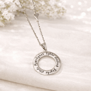 Halvlangt smykke sirkel med ord