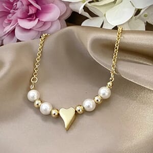 Kort smykke gullfarget hjerte hvite perler